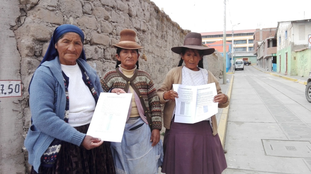 Melchora Surco, Santusa Ñoñoncca and her sister Faustina, from Alto Huancané show the results of her heavy metal exposition exam. Foto: Milagros Salazar - Convoca.