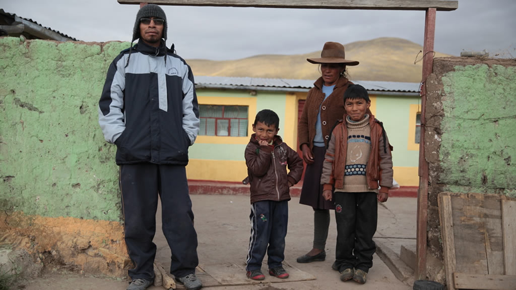 Ceferino Kana Achiri y su familia viven al frente del depósito de relaves Huinipampa, en Huisa. Ellos participaron en el estudio de Censopas de 2013. Foto: Miguel Mejía- La República.
