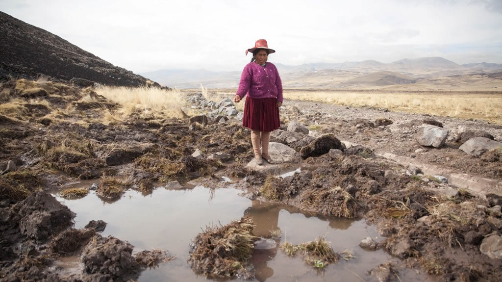 Teresa Umasi, pobladora de la comunidad de Huisa,  muestra las filtraciones al lado de su casa ubicada frente a la relavera Huinipampa de la antigua Xstrata Tintaya. Foto: Miguel Mejía - La República.