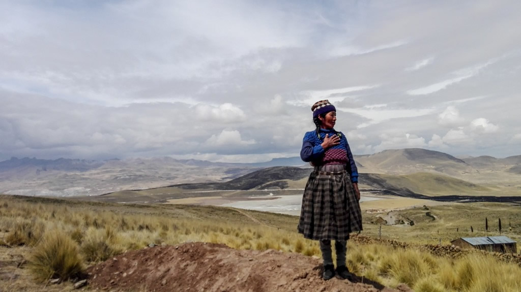 Santusa Cjkno Magaño lives in the Nueva Esperanza area in Huisa, facing the mining residues deposits. Foto: Milagros Salazar - Convoca.
