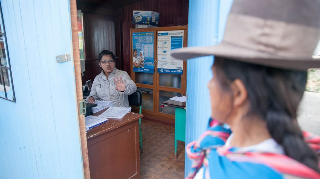 Faustina Ñoñoncca went to the Espinar Hospital along with other Huisa’s villagers, but thewoman in charge of the Sistema Integral de Salud (SIS) [Comprehensive Health System], didn’t receive her that day (October 19th). Picture by Miguel Mejía Castro -La República.