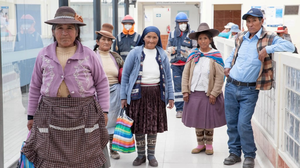 Pobladores de Alto Huancané acudieron al hospital de Espinar para reclamar atención médica el 19 de octubre, volvieron días después. Hoy siguen esperando. Foto:  Miguel Mejía -  La República.